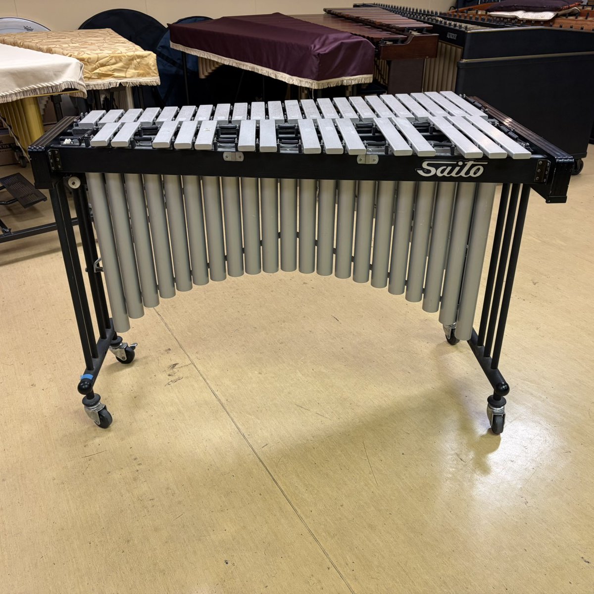 s_drumgarage's tweet photo. 【中古ヴィブラフォン販売します！その②】  

ペダルとコンセントのプラグが欠損しているためかなりのジャンク品です...でもフレームは比較的綺麗ですよ！音域もF-Fの3オクターブあります✨
ご興味のある方はDMやコメント、ホームページ等からお気軽にお問合せください！ https://t.co/gyG6SNkAYv