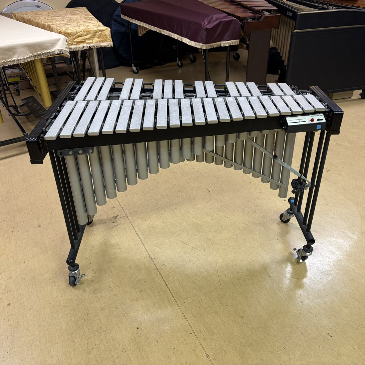 s_drumgarage's tweet photo. 【中古ヴィブラフォン販売します！その②】  

ペダルとコンセントのプラグが欠損しているためかなりのジャンク品です...でもフレームは比較的綺麗ですよ！音域もF-Fの3オクターブあります✨
ご興味のある方はDMやコメント、ホームページ等からお気軽にお問合せください！ https://t.co/gyG6SNkAYv