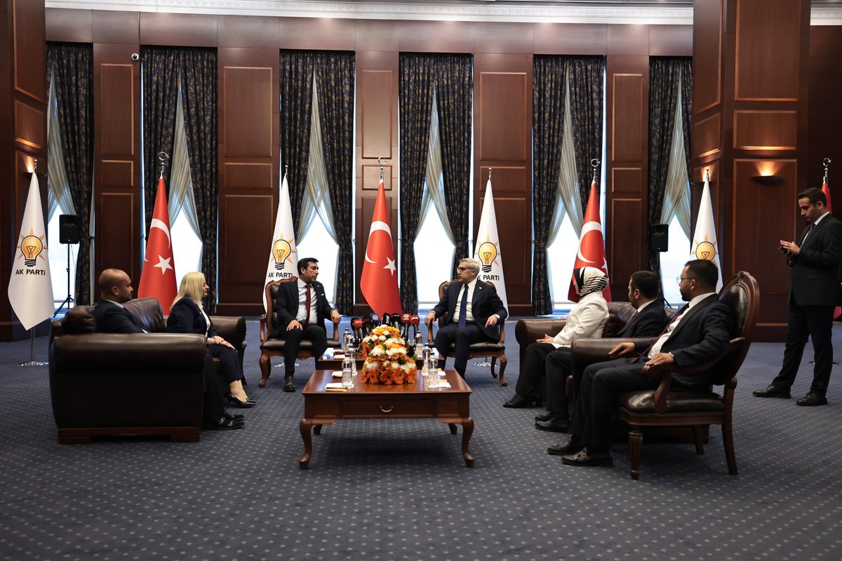 HuseyinYayman's tweet photo. 📍 AK Parti Genel Merkezi

Kurban Bayramı vesilesiyle gerçekleştirdiğimiz siyasi partiler arası bayramlaşma programı kapsamında HÜDA PAR, Anavatan Partisi, Büyük Birlik Partisi ve Demokratik Sol Parti heyetlerini Genel Merkezimizde misafir ettik.

Bayramın ülkemize huzur, milletimize birlik ve beraberlik getirmesini temenni ediyorum.