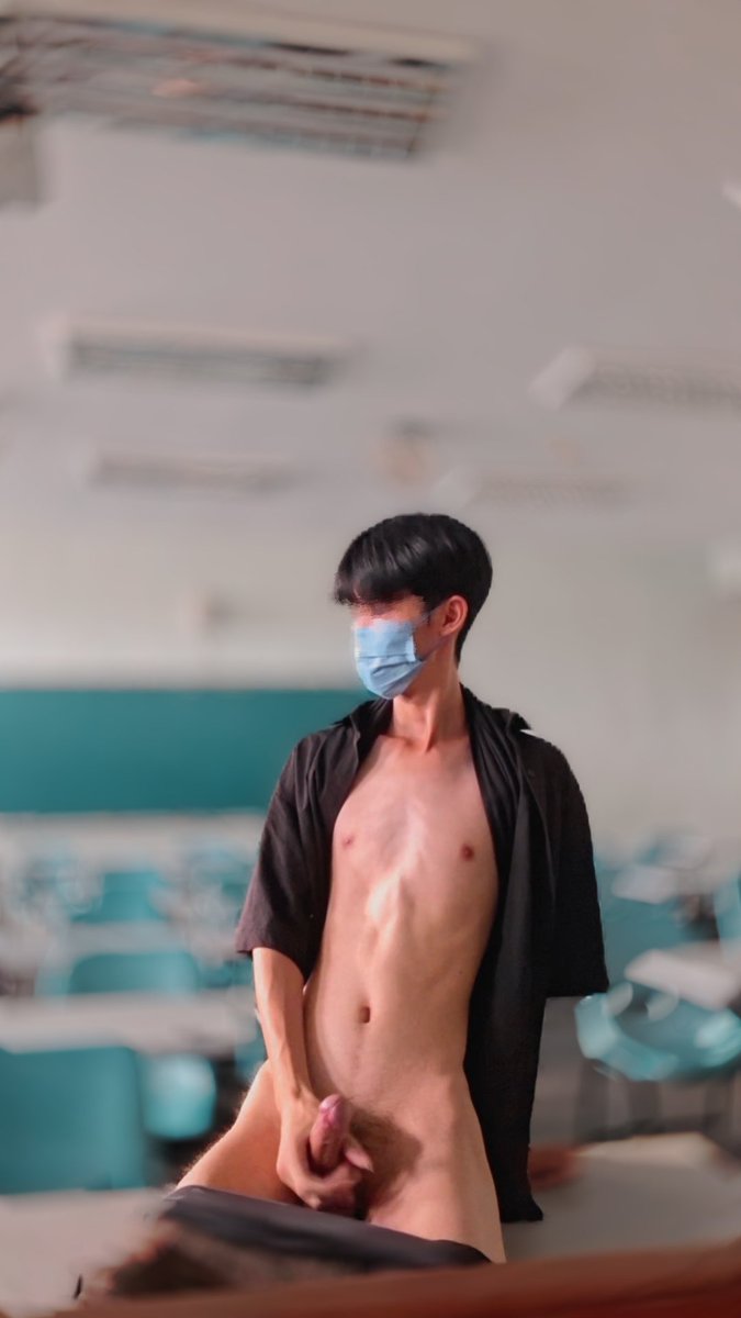 Violilac002's tweet photo. 我在教室脫光光 天氣燒熱到不行
好久沒有在外面拍了（快被熱死）
下一則可能有影片🫣 https://t.co/jmgAgUueag