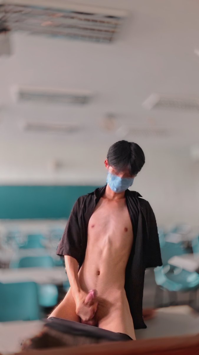 Violilac002's tweet photo. 我在教室脫光光 天氣燒熱到不行
好久沒有在外面拍了（快被熱死）
下一則可能有影片🫣 https://t.co/jmgAgUueag