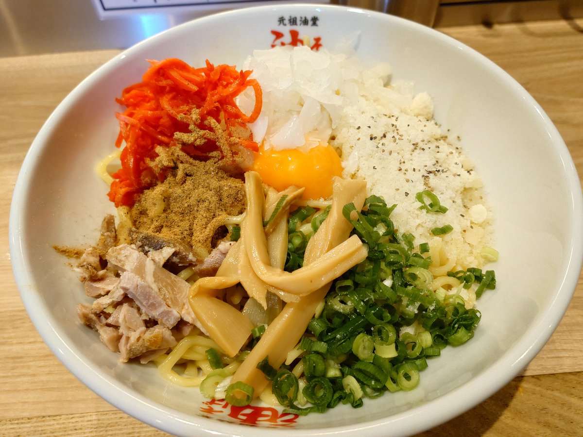 ama88101's tweet photo. 【元祖油堂 油そば】神谷町店
油そばＡ特盛
夕方から神谷町でお仕事の前に腹拵え🤤
油そばCの食券を購入したと思ったら
Ａの食券買ってた🤣
ドリンク飲み放題＆豊富なコンディメント締めのスープ割りまで有り最高👍🏻
ご馳走様でした🙏🏻 https://t.co/87oO5Ad8xi
