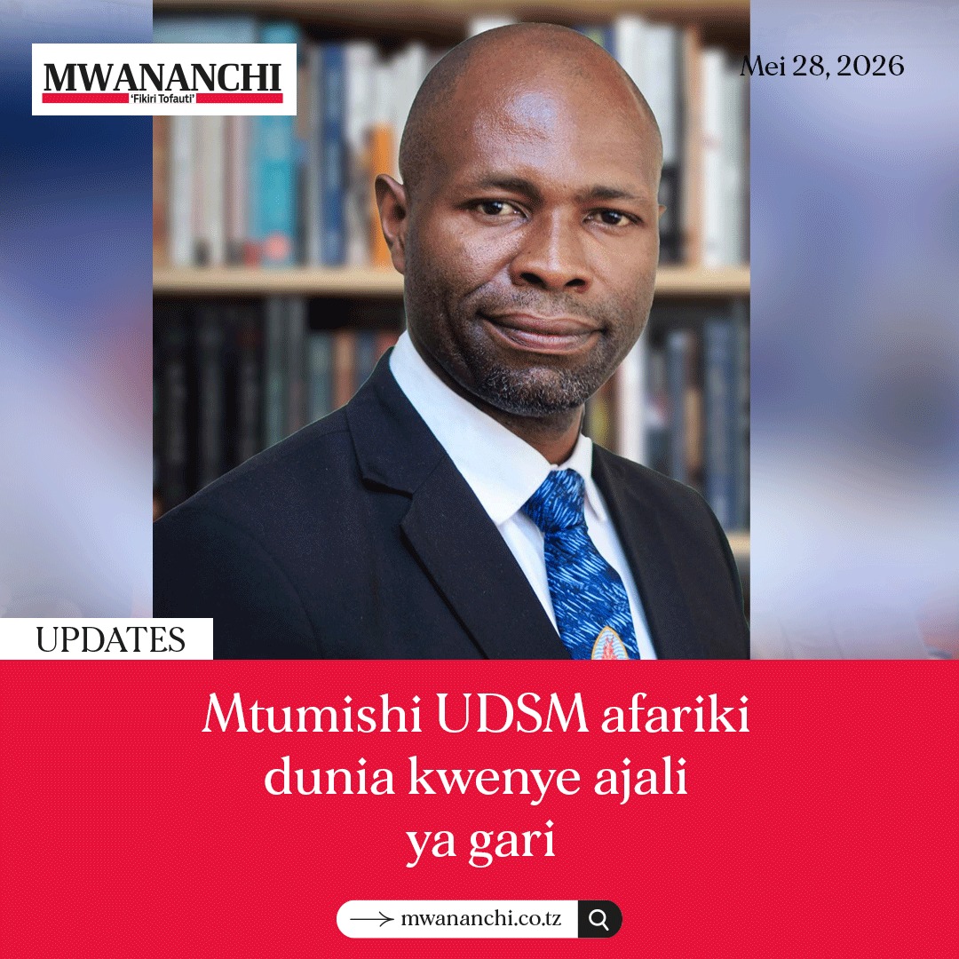 MwananchiNews's tweet photo. Aliyekuwa Ofisa Uhusiano Mkuu Daraja la II katika Kitengo cha Mawasiliano na Masoko cha Chuo Kikuu cha Dar es Salaam (UDSM), Jackson Isdory Mushi (43) amefariki dunia katika ajali ya barabarani.

Taarifa iliyotolewa leo Alhamisi, Mei 28, 2026 na Makamu Mkuu wa UDSM, Profesa William Anangisye imesema ajali hiyo ilitokea jana Jumatano.

Profesa Anangisye amesema Mushi aliyezaliwa Mei 21, 1983 alikuwa mtumishi aliyejitolea, mwenye weledi na uzalendo wa hali ya juu katika kazi zake. 

“Alichangia kwa kiasi kikubwa katika kuimarisha taswira ya Chuo Kikuu cha Dar es Salaam kupitia mawasiliano ya kitaasisi, uhusiano na wadau, itifaki na masoko. Alihudumu kwa uaminifu, bidii na umahiri hadi umauti ulipomkuta,” amesema.

Amesema mipango ya mazishi inafanywa na familia kwa kushirikiana na UDSM, nyumbani Mbezi Makabe, barabara ya Goba, Dar es Salaam. Taarifa kamili kuhusu ratiba na itifaki ya heshima za mwisho zitaendelea kutolewa kupitia Kitengo cha Mawasiliano na Masoko, UDSM. 

#mwananchiupdates 
#tunaliwezeshataifa