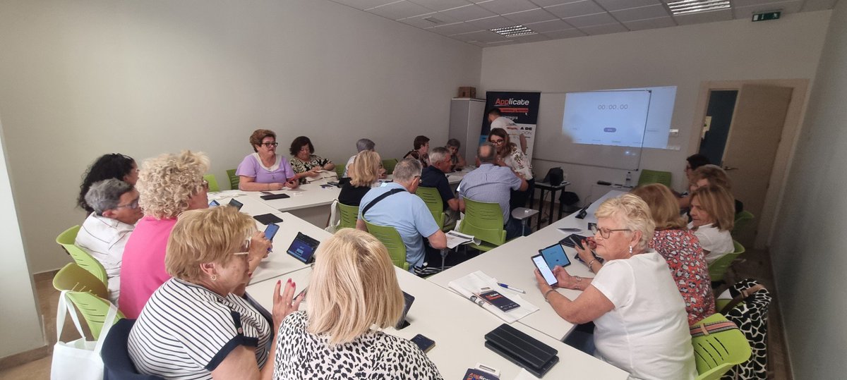FIntegraDigital's tweet photo. Ayer se celebró y hoy continúa en Lorca una nueva Jornada de Capacitación Digital, una oportunidad para seguir aprendiendo, mejorar competencias tecnológicas y ganar autonomía en el entorno digital de forma práctica y accesible. 🚀

📍 Centro Cívico Francisco Méndez
(Calle Huércal Overa, 5)

Una iniciativa pensada para acercar la tecnología a la ciudadanía y ayudar a desenvolverse con mayor confianza en el día a día digital. 💡

Porque aprender tecnología también es abrir nuevas oportunidades.

#NextGenerationEU