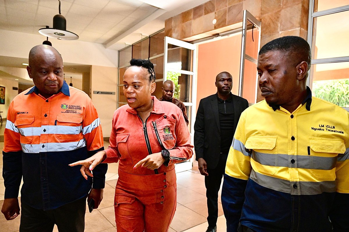 OtpLimpopo's tweet photo. Premier Dr @PhophiRamathuba and MEC’s have arrived at Mogalakwena Local Municipality for the meeting with Lepelle Northern Water. #ServiceDeliveryWeek #7thAdministration #ALimpopoThatWorksForAll #LetsGrowLimpopoTogether https://t.co/i8hefnL9EA