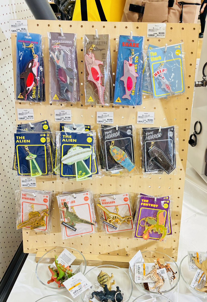 PINEMA5's tweet photo. 池袋ロフトにも入ってましたー✨✨

平均的に少なくなっていますが池袋には一応全種類置いてあります🎞️🎬

気になるアイテムがある方、池袋に遊びにきた方は是非覗いてみて下さい🦈🦖 https://t.co/R12UAZ2KpP