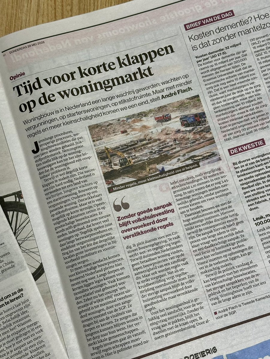 SGPnieuws's tweet photo. Nederland is een land van wachtrijen geworden. De woningmarkt vraagt om korte klappen, in plaats van luchtfietserij over nieuwe steden. Meer kleinschalige locaties, minder regeldruk en een eerlijk debat over de woningvraag. Laat woningzoekenden niet langer in de wachtstand staan.

Lees de hele opinie van @ajflach in het @ADnl.