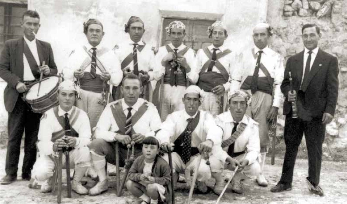 culturaenclm's tweet photo. 🪵🎶 La Danza de Montalbo #Cuenca:🎶🪵
💃 Música, identidad y memoria colectiva que hoy reciben un importante reconocimiento con la publicación en el #DOCM del inicio del expediente para su declaración como Bien de Interés Patrimonial.
👉 https://t.co/NLsE0HMIrj https://t.co/3haFiQPogf