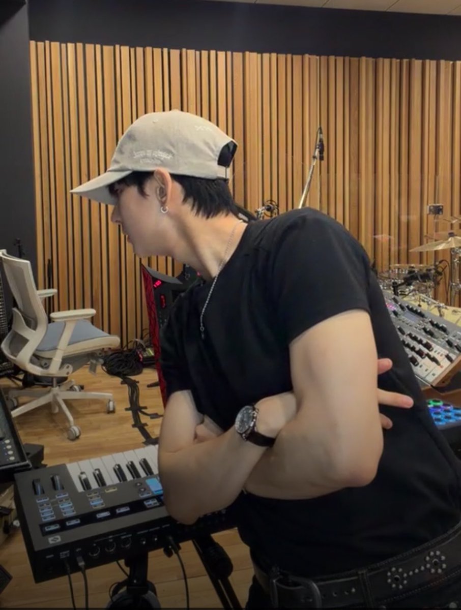 xhrock6's tweet photo. 남자 신스교실 한다고 ㅈㄴ깔롱부린 상태로 등장함
그리고 아주아주 지각해서 죄송하대 기욥㉰ https://t.co/L1yuLF0unT