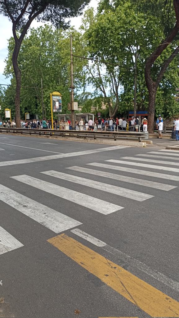 ser_enella's tweet photo. Largo preneste. Le navette dalla periferia passano ogni quarto d'ora, se va bene, qui non c'è ombra di tram per raccoglierci e portarci a destinazione @gualtierieurope  @eugenio_patane #atac https://t.co/riRWSvajry