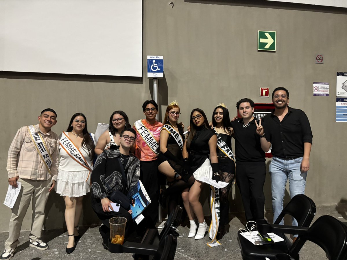 monajwagoddess's tweet photo. reunión de mijajeros @monlaferte https://t.co/sCBwrRaFdl