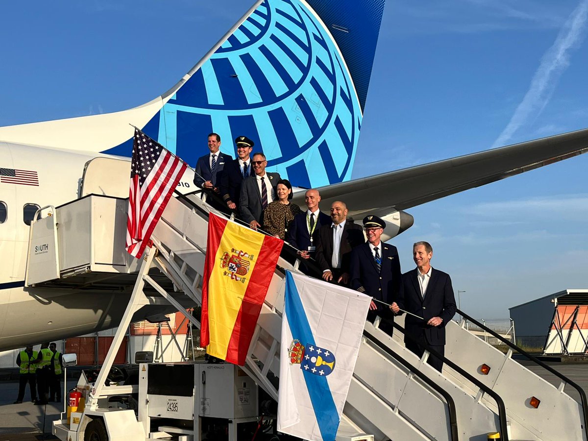 aena's tweet photo. 🛫 El #Aeropuerto de #Santiago-Rosalía de Castro incorpora ruta con Nueva York @EWRairport 🗽

La conexión, operada por @united, cuenta con una frecuencia semanal de 3 vuelos 📆 lunes, jueves y sábado hasta finales de septiembre.

La llegada del primer vuelo de esta ruta es la primera operación que el aeropuerto acoge tras su reapertura 👏🏼

¡Estamos encantados de recibiros! 👋🏼

#AeropuertosAena