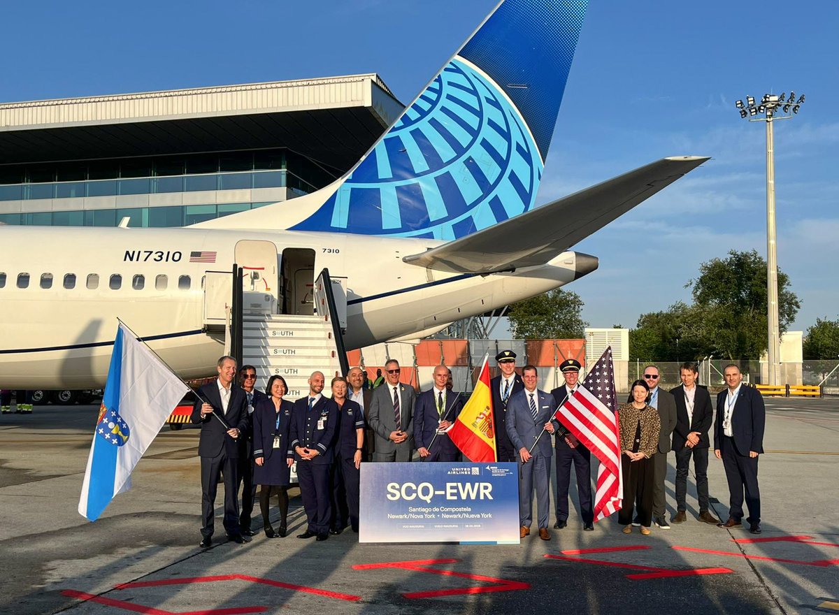 aena's tweet photo. 🛫 El #Aeropuerto de #Santiago-Rosalía de Castro incorpora ruta con Nueva York @EWRairport 🗽

La conexión, operada por @united, cuenta con una frecuencia semanal de 3 vuelos 📆 lunes, jueves y sábado hasta finales de septiembre.

La llegada del primer vuelo de esta ruta es la primera operación que el aeropuerto acoge tras su reapertura 👏🏼

¡Estamos encantados de recibiros! 👋🏼

#AeropuertosAena