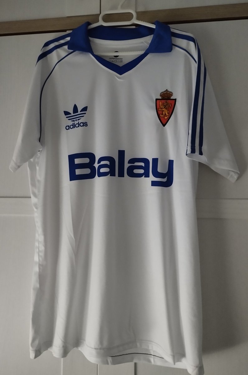 74deiviz's tweet photo. Un pequeño caramelo para quitarnos el amargor de ésta triste semana para los zaragocistas, toca tirar de nostalgia 🤍💙, gracias a @RETRO_STYL3_  como siempre por su servicio, atención y calidad https://t.co/BhUdfjswyR