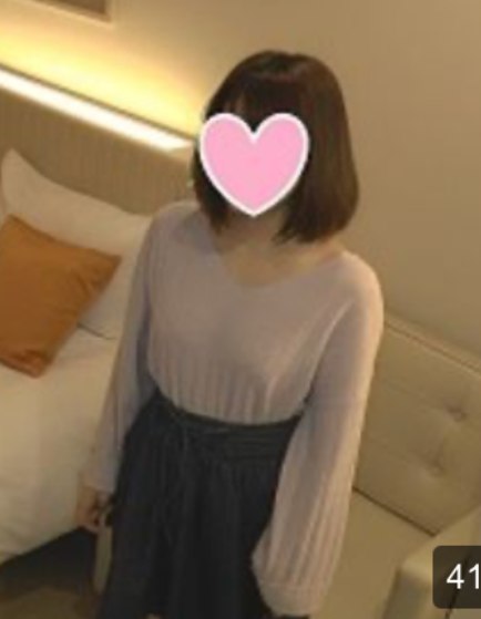 isska_m's tweet photo. 有个日本女人结婚前去婚纱店试婚纱，结果发现这件婚纱之前被AV女优三上悠亚穿过。

她因为这件事心情崩溃，气炸了，在网上发帖大骂，说婚纱店把衣服借给AV女优太恶心了。

三上悠亚看了都觉得很尴尬，事件还登上日本新闻被称作“ウェディングドレス騒動”（婚纱骚动），讨论焦点是“AV女优是否该被排��在婚纱租赁之外”，以及社会偏见。

然而回旋镖来了：过了一年左右有人翻出这个女人自己在2017年也拍过AV。消息一出来她几小时内就把所有社交账号全删光了。