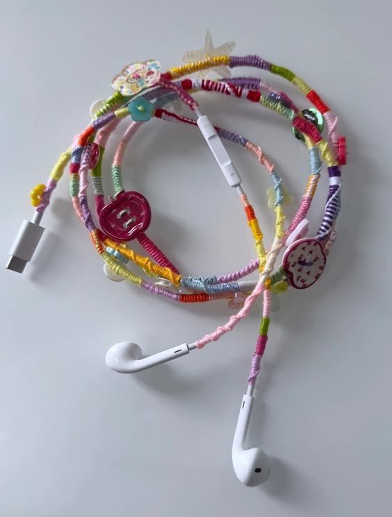 roxysshi's tweet photo. Yuk Kembali ke settingan awal pakai headset cable karena lebih eco friendly (baterai hp juga jadi lebih awet 😭) dan bisa di decorate cantik gini juga 🫶❤️ https://t.co/QjR9jl6OLe