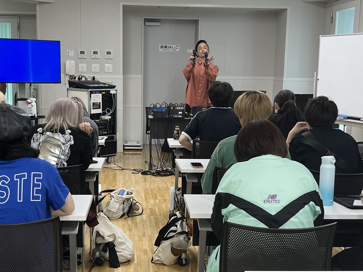 esp_t_artist's tweet photo. マイクの選定会を行いました🎤

いろんなマイクを使って自分の声質や歌い方に合ったマイクを見つけることが出来ます！

歌声にハマるマイクを使うと声の広がりや聞こえ方がかなり違って来ます！ https://t.co/zMpMsMQuRB
