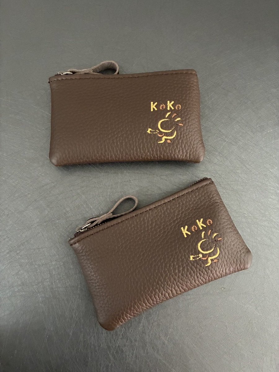 yurusolo's tweet photo. 久しぶりの刺繍です😃最近は、このサイズの小銭入れが少なくなりわりと人気なんです😊昔は、父の日のプレゼントに小銭入れをよく贈ったな〜☺️🎁✨

#レザー　#革刺繍  #本革　#父の日の思い出 https://t.co/EQfaRHRazw