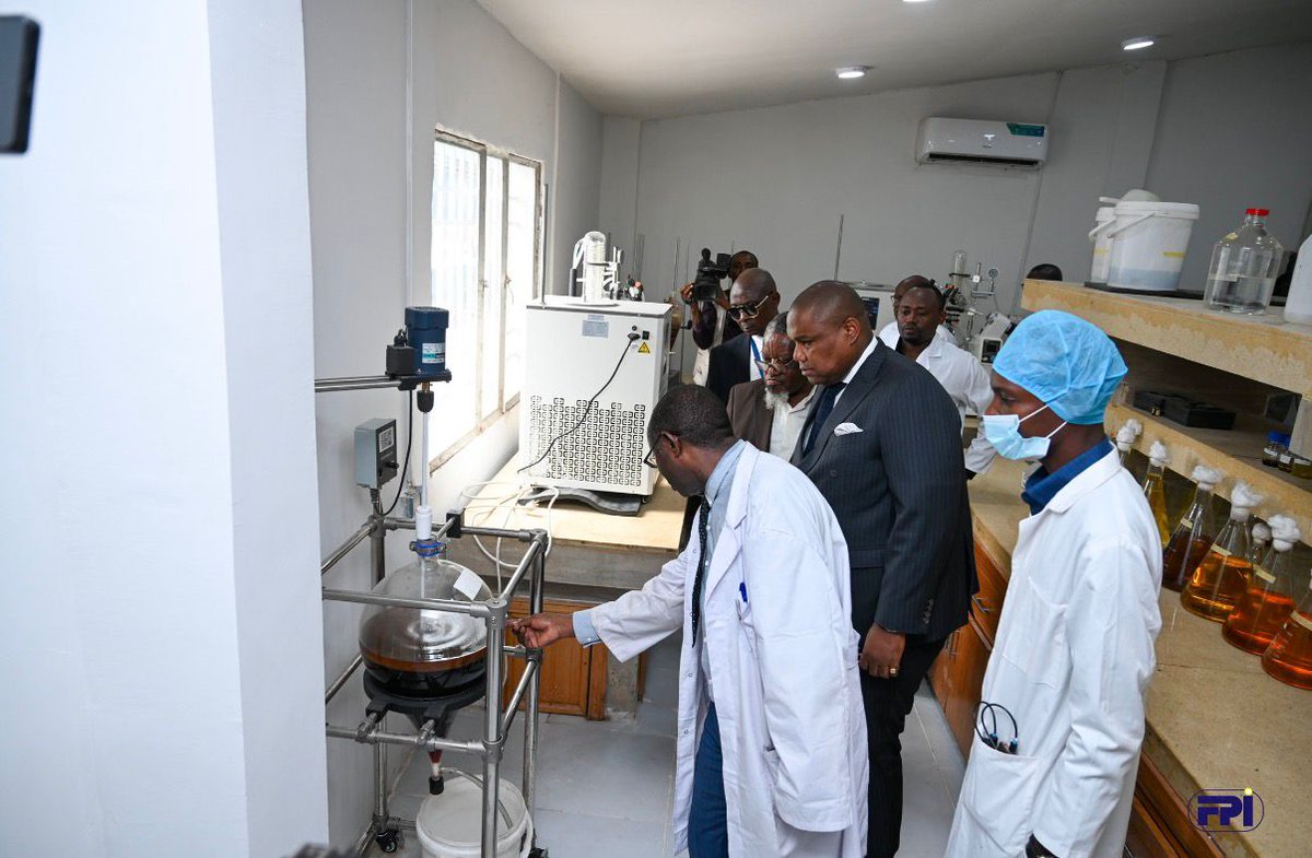 fpirdc's tweet photo. Le Fonds de Promotion de l’Industrie (FPI) confirme son engagement en faveur de la souveraineté pharmaceutique de la RDC 🇨🇩

Dans un contexte marqué par les défis sanitaires et la nécessité de renforcer l’accès aux médicaments en Afrique, le Directeur général adjoint du FPI, Blaise Mastaky, a effectué une visite de travail au Centre de recherche en phytothérapie, pharmacopée africaine et technologie pharmaceutique (CREPPAT).

Cette structure congolaise se positionne progressivement comme un acteur stratégique de la recherche pharmaceutique locale à travers le développement de médicaments issus des ressources naturelles et de l’expertise scientifique nationale.

Au cours de cette visite, plusieurs innovations ont été présentées, notamment :
🔬 Doubase C
🔬 Cancure
🔬 Hastro-C M
Le CREPPAT mène également des recherches appliquées sur des enjeux sanitaires majeurs tels que :
✔️ le Mpox
✔️ Ebola
✔️ certains cancers
✔️ le diabète et l’hypertension
✔️ la drépanocytose

Grâce à l’accompagnement du FPI, le centre renforce ses capacités de recherche, d’essais cliniques et de production industrielle afin de développer des solutions thérapeutiques adaptées aux réalités africaines.
« Le soutien à la recherche scientifique locale constitue un levier stratégique pour bâtir une industrie pharmaceutique nationale forte et innovante », a souligné Blaise Mastaky.

À travers cet accompagnement, le FPI réaffirme sa vision : transformer la recherche congolaise en solutions concrètes au service de la population et contribuer à réduire la dépendance extérieure de la RDC en matière de médicaments.
#FPI #RDC #IndustriePharmaceutique #Innovation #RechercheScientifique #Santé #MadeInCongo #CREPPAT #Industrialisation #SouverainetéSanitaire