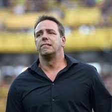 BurningDownTH's tweet photo. Desde que Juan Ignacio Ruglio llegó a la presidencia de Club Atlético Peñarol, el discurso siempre fue de grandeza, jerarquía y “volver a poner a Peñarol en lo más alto”. La realidad, en cambio, parece una colección interminable de improvisaciones, contrataciones discutibles y promesas recicladas cada seis meses. Mucho micrófono, mucha exposición en redes y demasiada épica para tan pocos resultados deportivos realmente contundentes.
Peñarol pasó de exigir excelencia a conformarse con “procesos”, excusas arbitrales y conferencias motivacionales. Se habla más de marketing, de likes y de operaciones mediáticas que de construir un proyecto deportivo serio y estable. Mientras tanto, la camiseta más pesada del Uruguay termina dependiendo de rachitas aisladas para maquillar años de decisiones erráticas.
Porque gestionar Peñarol no es dar entrevistas todos los días ni actuar como influencer institucional. Gestionar Peñarol es ganar, ordenar y sostener un rumbo. Y cuando el humo se disipa, lo que queda son planteles mal armados, técnicos descartables y una sensación permanente de que el club vive improvisando sobre la marcha. @OficialCAP #Peñarol #NuncaMasRuglio