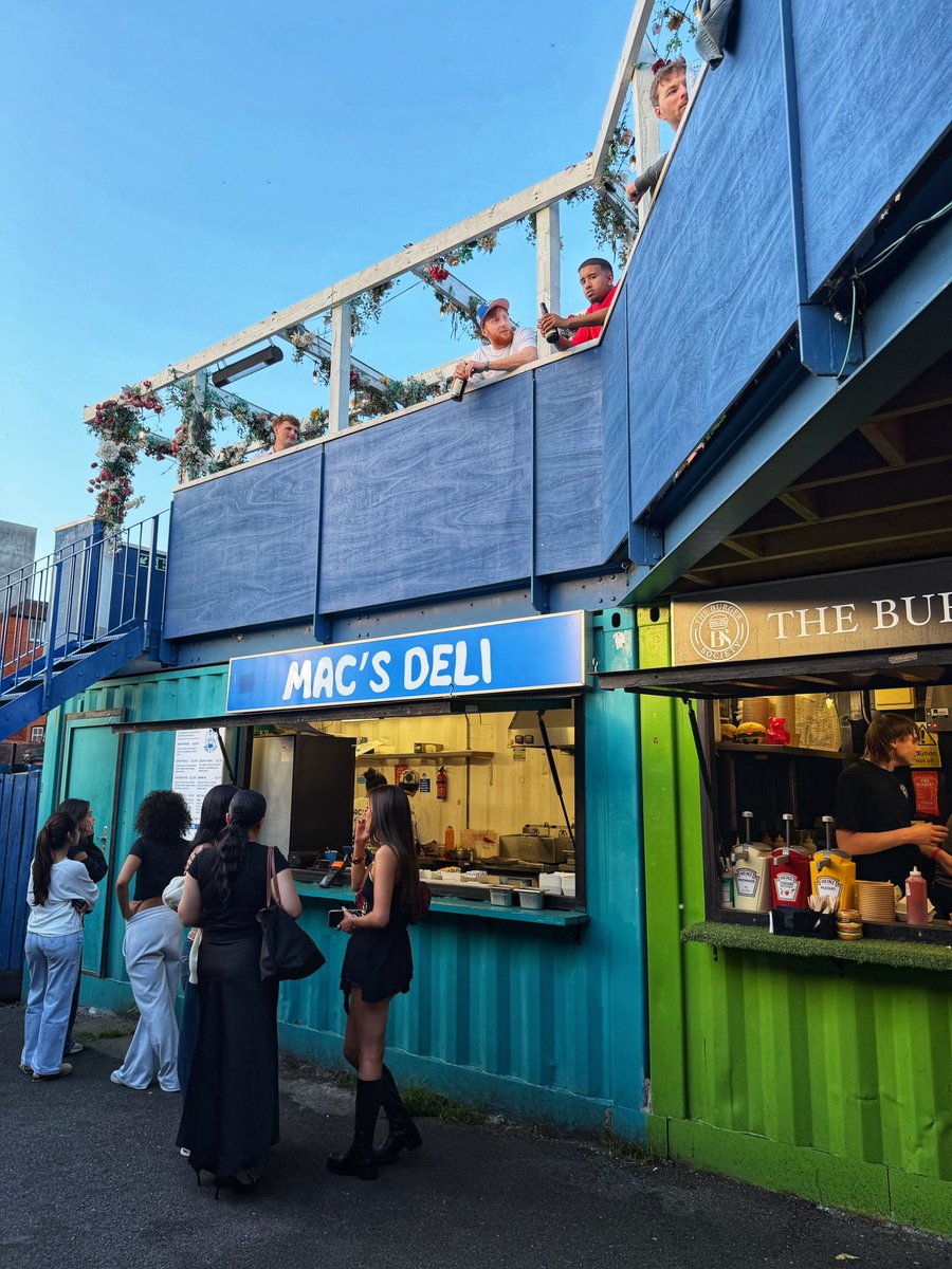bluecollarfood's tweet photo. ANOTHER BEAUTIFUL FEW DAYS AHEAD - MAKE THE MOST OF IT WITH ALL OF THIS AT BLUE COLLAR CORNER…

🥪 MAC’S DELI
🍔 THE BURGER SOCIETY
🐓 SWAADISH FRIED CHICKEN
🍺 10 LINES OF DRAUGHT BEER
🍹 BLUE COLLAR COCKTAIL CLUB
☀️ ROOFTOP TERRACE
🌞 READING’S BIGGEST BEER GARDEN https://t.co/Gwxuxw1ioJ