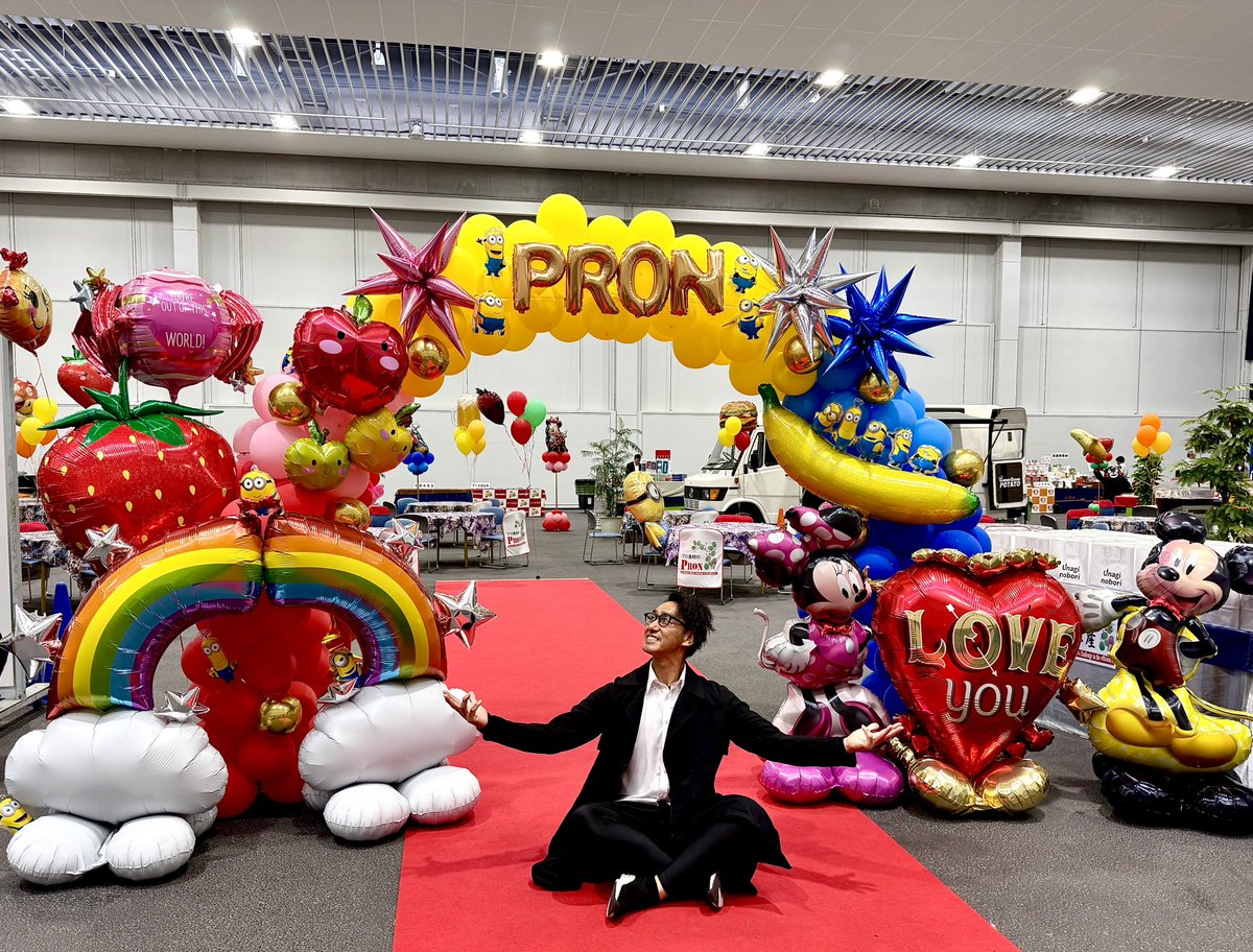 23YOUHEI's tweet photo. バルーン装飾 アーチ完成っ🌈🎈✨本番前にみんなで記念撮影😆🙌
詳細写真などは後日にアップさせていただきます。

毎年ご依頼いただいていますプロンさま！！
静岡市で開催されます大繁盛展✨

今回の装飾テーマは『ハートフルに煌めく食の未来🌈💖』 https://t.co/JpbmOIRHRL