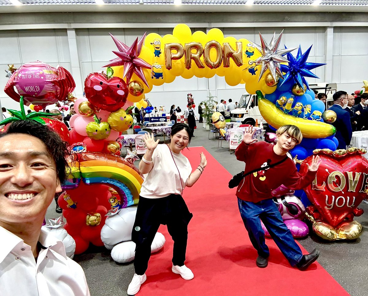 23YOUHEI's tweet photo. バルーン装飾 アーチ完成っ🌈🎈✨本番前にみんなで記念撮影😆🙌
詳細写真などは後日にアップさせていただきます。

毎年ご依頼いただいていますプロンさま！！
静岡市で開催されます大繁盛展✨

今回の装飾テーマは『ハートフルに煌めく食の未来🌈💖』 https://t.co/JpbmOIRHRL
