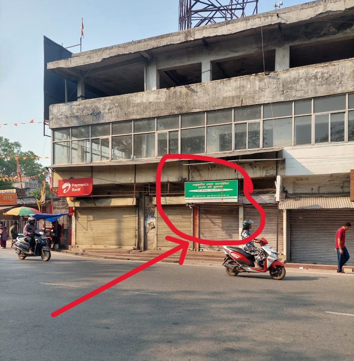 HRCPCI's tweet photo. @railhunt @Adentata1 @OCRPFTATANAGAR @srdencockp1 @CKP_Division @RailMinIndia A significant revelation is that the operation of a liquor shop, within the premises leased out by the leaseholder, constitutes a blatant violation of the railway lease regulations. Is the Railway IOW not aware of this ?
@AshwiniVaishnaw
@GMSERAILWAY https://t.co/03reUAGzgO