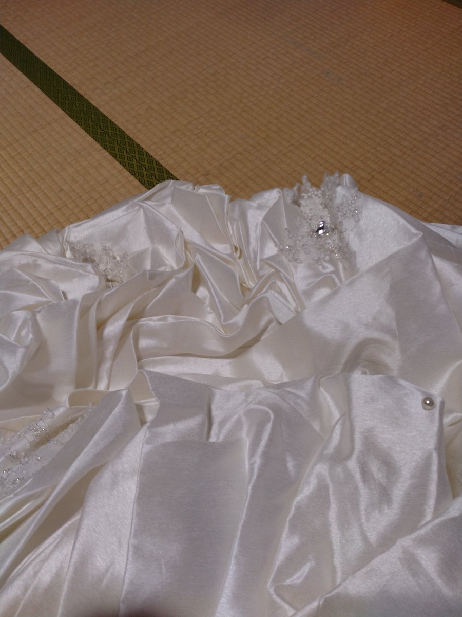 maple1782's tweet photo. ウェディングドレス着て緊縛待機 https://t.co/0G5B0rRXV6