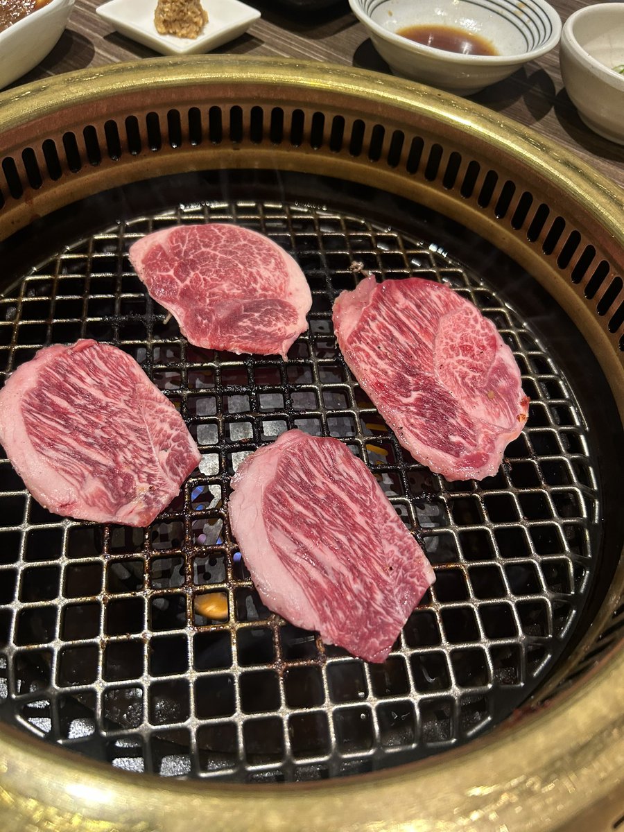 hocchiro's tweet photo. 最近職場が忙しすぎてギスギスしてたのを察してか、ボスから仕事をほどほどに切り上げるよう言われました😳

何事かと思ったらみんなで焼肉に行こうとボスの行きつけの焼肉店へ🍖

うまい焼肉とビールは心身両方の疲れを癒してくれます😊

もちろんボスの奢りです😁

明日からも頑張れそうです💪 https://t.co/CcvabduVB9