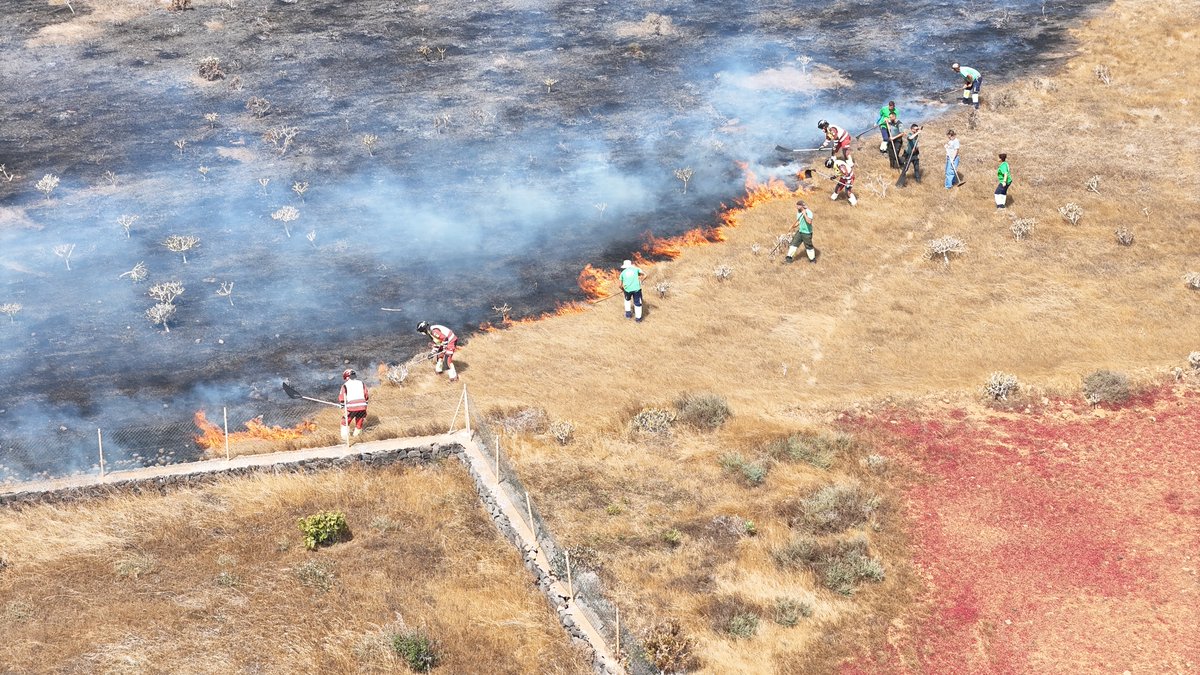 Ma160Agente's tweet photo. Incendios forestales en Lanzarote? Ocurren si, aunque sean de pastizal. Y la colaboración entre Agentes de Medio Ambiente, Bomberos de Consorcio de Emergencias,  Guardia Civil y Policía Local Teguise consiguió evitar daños a persona/bienes, así como extinguirlo rápidamente. https://t.co/Nld51a4np1