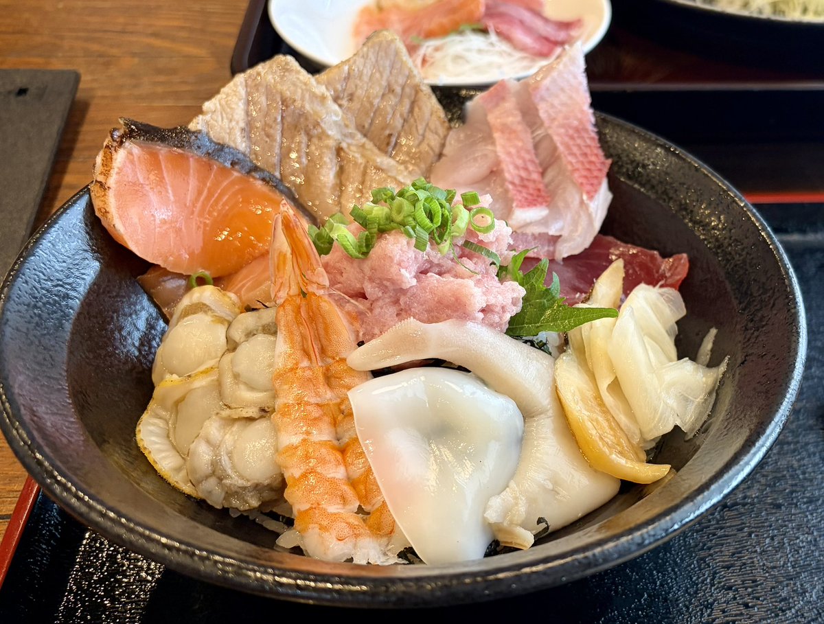 310tetsuya's tweet photo. 海鮮丼　　　　　1,650円
フライ刺身定食　1,100円
安いだけじゃなくて美味しい😋 https://t.co/3zWWffzMwv