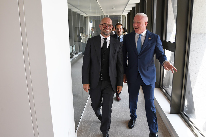 USAmbToBelgium's tweet photo. Excellent engagement with VOKA Mechelen–Kempen business leaders. We discussed the current economic landscape and explored new avenues for U.S.–Belgium commercial cooperation. Was happy to share info on our "Building Bridges to the USA" initiative (fall 2026) for companies interested in establishing or expanding operations in the United States. The entrepreneurial spirit in Flanders is impressive—together, we're building stronger transatlantic economic partnerships that benefit both our nations. Mark your calendars for the @SelectUSA Investment Summit: May 2–5, 2027, in Maryland!  🇺🇸🇧🇪
