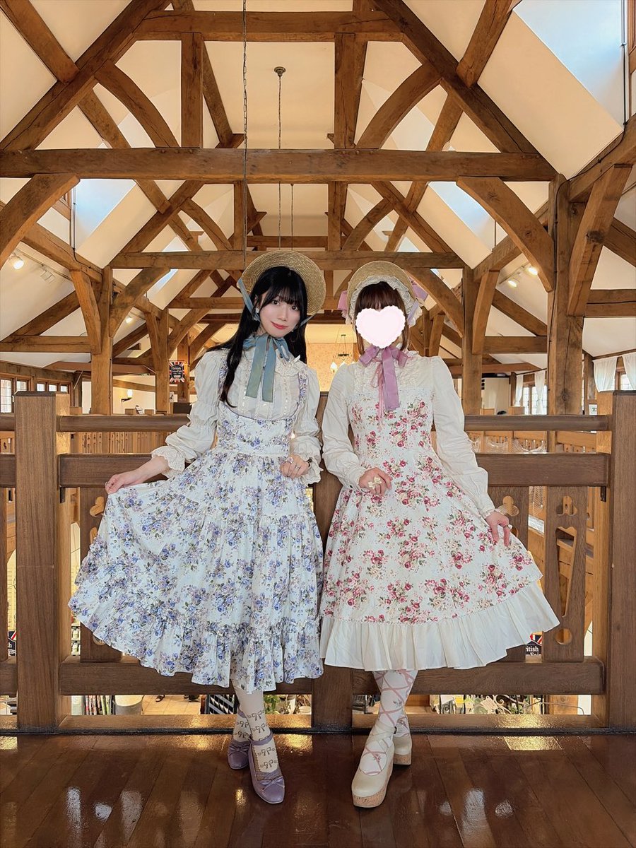 monakateas's tweet photo. あいさんとメイデンのロココブーケ＆オフィーリアさんのベルジェールハットで合わせました💐✨️

どちらも型とデザインは異なりますが双子感あってお気に入り！後ろから見てもとってもかわいい🩵🩷 https://t.co/toMJmj3N2O