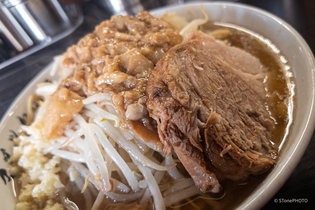 SToneSOUND1975's tweet photo. 2026.05.27
#マジックの道 (駒込駅)
#Magicラーメン ¥1100
#生卵 ¥100
#無料トッピング : ヤサイ普通、ニンニク少し、アブラ増し

近所にあったら確実に通ってる美味さ。
麺、スープ、豚、どれも美味しい！

#ラーメン #二郎系 #magicroad #駒込 https://t.co/fLzwUGcLHC