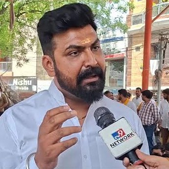 SurajKrBauddh's tweet photo. हवस के पुजारी।

यूपी के सहरानपुर में विजय पंडित नामक पुजारी मंदिर
परिसर में खेल रही 10 साल की दलित बच्ची से खेड़खानी कर रहा था। डरी-सहमी बच्ची की चीख सुनकर लोगों ने पुजारी को पकड़कर पुलिस को सौंप दिया।

बस इसी बात से ब्राह्मण समाज आहत है कि भला ब्राह्मण पुजारी को पुलिस गिरफ्तार कैसे कर सकती है। ज्ञात हो कि ग्रामीण एवं बच्ची के परिजन आरोपी को लेकर देहात कोतवाली पहुंचे थे। पुलिस ने मामले की जांच की और सत्यता के आधार पर आरोपी विजय पंडित के खिलाफ POCSO Act, SC-ST Act एवं BNS के तहत मुकदमा दर्ज किया है।

लेकिन ब्राह्मणों की पीड़ा देखिए। ये लोग बच्ची के साथ छेड़खानी करने वाले पुजारी के समर्थन में हनुमान चालीसा एवं राम-राम का पाठ कर रहे हैं। इन्हें आज भी लगता है कि ऐसे घटिया एवं वीभत्स कृत्य में भी इनके राम और हनुमान इनका साथ देंगे।

ये जातिवादी एवं स्त्रीद्वेषी ब्राह्मण आज भी इस आश्चर्य में हैं कि क्या एक ब्राह्मण किसी नन्ही बच्ची के साथ भी छेड़खानी नहीं कर सकता? वह भी तब जब बच्ची दलित समुदाय से हो? भला एक दलित की इतनी हिम्मत कैसे हो गई कि वह ब्राह्मणों को बच्चियों के साथ छेड़खानी करने से रोके? इन्हें आज भी लगता है कि ब्राह्मणों के अपराध की सजा अमृत पिलाकर दी जानी चाहिए। यह देखकर मनु महाराज बहुत प्रसन्न होंगे एवं देवलोक से पुष्पवर्षा होगी।

आपने "हवस का पुजारी" बहुत सुना होगा। आज देख भी लीजिए। हवस के पुजारी सिर्फ वे नहीं हैं जो बच्चियों एवं महिलाओं के साथ दुष्कर्म अथवा छेड़खानी करते हैं, बल्कि हवस के पुजारी वे भी हैं जो ऐसे दरिंदों को संस्कारी ब्राह्मण बताकर उनके समर्थन में हनुमान चालीसा, राम नाम का जाप आदि करते हैं। ऐसे ही लोग POCSO Act एवं SC-ST Act के खिलाफ जहर उगलते होंगे।

अभी कुछ ही महीने पहले आपने इन्हें पूर्व भाजपा विधायक रेप आरोपी कुलदीप सेंगर के समर्थन में प्रदर्शन करते हुए देखा होगा। सरकार एवं प्रशासन को चाहिए कि सहारनपुर में जातीय उन्माद पैदा करने वाले एवं पुलिस के काम में बाधा उत्पन्न करने वाले ऐसे लोगों पर कड़ी कार्रवाई करनी चाहिए। जो नेक ब्राह्मण होगा, वो बच्चियों के साथ छेड़खानी करने वाले "हवस के पुजारी" के समर्थन में कभी भी खड़ा नहीं होगा। ऐसे लोग धर्म, मंदिर एवं समाज के नाम पर कलंक हैं।