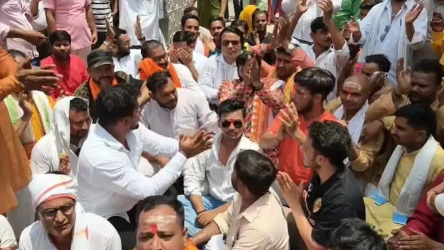 SurajKrBauddh's tweet photo. हवस के पुजारी।

यूपी के सहरानपुर में विजय पंडित नामक पुजारी मंदिर
परिसर में खेल रही 10 साल की दलित बच्ची से खेड़खानी कर रहा था। डरी-सहमी बच्ची की चीख सुनकर लोगों ने पुजारी को पकड़कर पुलिस को सौंप दिया।

बस इसी बात से ब्राह्मण समाज आहत है कि भला ब्राह्मण पुजारी को पुलिस गिरफ्तार कैसे कर सकती है। ज्ञात हो कि ग्रामीण एवं बच्ची के परिजन आरोपी को लेकर देहात कोतवाली पहुंचे थे। पुलिस ने मामले की जांच की और सत्यता के आधार पर आरोपी विजय पंडित के खिलाफ POCSO Act, SC-ST Act एवं BNS के तहत मुकदमा दर्ज किया है।

लेकिन ब्राह्मणों की पीड़ा देखिए। ये लोग बच्ची के साथ छेड़खानी करने वाले पुजारी के समर्थन में हनुमान चालीसा एवं राम-राम का पाठ कर रहे हैं। इन्हें आज भी लगता है कि ऐसे घटिया एवं वीभत्स कृत्य में भी इनके राम और हनुमान इनका साथ देंगे।

ये जातिवादी एवं स्त्रीद्वेषी ब्राह्मण आज भी इस आश्चर्य में हैं कि क्या एक ब्राह्मण किसी नन्ही बच्ची के साथ भी छेड़खानी नहीं कर सकता? वह भी तब जब बच्ची दलित समुदाय से हो? भला एक दलित की इतनी हिम्मत कैसे हो गई कि वह ब्राह्मणों को बच्चियों के साथ छेड़खानी करने से रोके? इन्हें आज भी लगता है कि ब्राह्मणों के अपराध की सजा अमृत पिलाकर दी जानी चाहिए। यह देखकर मनु महाराज बहुत प्रसन्न होंगे एवं देवलोक से पुष्पवर्षा होगी।

आपने "हवस का पुजारी" बहुत सुना होगा। आज देख भी लीजिए। हवस के पुजारी सिर्फ वे नहीं हैं जो बच्चियों एवं महिलाओं के साथ दुष्कर्म अथवा छेड़खानी करते हैं, बल्कि हवस के पुजारी वे भी हैं जो ऐसे दरिंदों को संस्कारी ब्राह्मण बताकर उनके समर्थन में हनुमान चालीसा, राम नाम का जाप आदि करते हैं। ऐसे ही लोग POCSO Act एवं SC-ST Act के खिलाफ जहर उगलते होंगे।

अभी कुछ ही महीने पहले आपने इन्हें पूर्व भाजपा विधायक रेप आरोपी कुलदीप सेंगर के समर्थन में प्रदर्शन करते हुए देखा होगा। सरकार एवं प्रशासन को चाहिए कि सहारनपुर में जातीय उन्माद पैदा करने वाले एवं पुलिस के काम में बाधा उत्पन्न करने वाले ऐसे लोगों पर कड़ी कार्रवाई करनी चाहिए। जो नेक ब्राह्मण होगा, वो बच्चियों के साथ छेड़खानी करने वाले "हवस के पुजारी" के समर्थन में कभी भी खड़ा नहीं होगा। ऐसे लोग धर्म, मंदिर एवं समाज के नाम पर कलंक हैं।