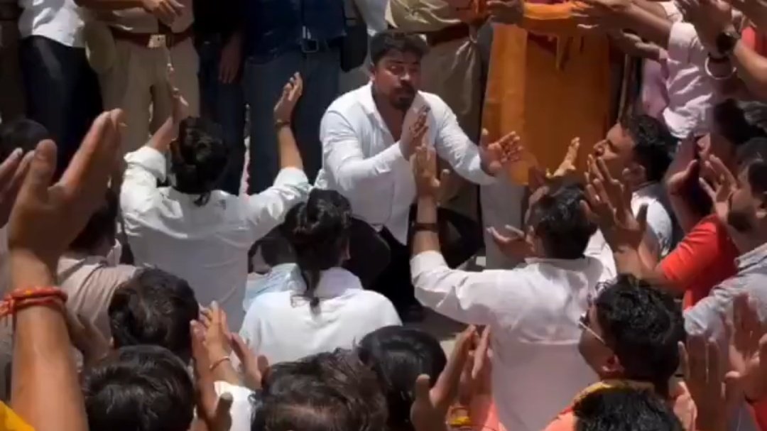 SurajKrBauddh's tweet photo. हवस के पुजारी।

यूपी के सहरानपुर में विजय पंडित नामक पुजारी मंदिर
परिसर में खेल रही 10 साल की दलित बच्ची से खेड़खानी कर रहा था। डरी-सहमी बच्ची की चीख सुनकर लोगों ने पुजारी को पकड़कर पुलिस को सौंप दिया।

बस इसी बात से ब्राह्मण समाज आहत है कि भला ब्राह्मण पुजारी को पुलिस गिरफ्तार कैसे कर सकती है। ज्ञात हो कि ग्रामीण एवं बच्ची के परिजन आरोपी को लेकर देहात कोतवाली पहुंचे थे। पुलिस ने मामले की जांच की और सत्यता के आधार पर आरोपी विजय पंडित के खिलाफ POCSO Act, SC-ST Act एवं BNS के तहत मुकदमा दर्ज किया है।

लेकिन ब्राह्मणों की पीड़ा देखिए। ये लोग बच्ची के साथ छेड़खानी करने वाले पुजारी के समर्थन में हनुमान चालीसा एवं राम-राम का पाठ कर रहे हैं। इन्हें आज भी लगता है कि ऐसे घटिया एवं वीभत्स कृत्य में भी इनके राम और हनुमान इनका साथ देंगे।

ये जातिवादी एवं स्त्रीद्वेषी ब्राह्मण आज भी इस आश्चर्य में हैं कि क्या एक ब्राह्मण किसी नन्ही बच्ची के साथ भी छेड़खानी नहीं कर सकता? वह भी तब जब बच्ची दलित समुदाय से हो? भला एक दलित की इतनी हिम्मत कैसे हो गई कि वह ब्राह्मणों को बच्चियों के साथ छेड़खानी करने से रोके? इन्हें आज भी लगता है कि ब्राह्मणों के अपराध की सजा अमृत पिलाकर दी जानी चाहिए। यह देखकर मनु महाराज बहुत प्रसन्न होंगे एवं देवलोक से पुष्पवर्षा होगी।

आपने "हवस का पुजारी" बहुत सुना होगा। आज देख भी लीजिए। हवस के पुजारी सिर्फ वे नहीं हैं जो बच्चियों एवं महिलाओं के साथ दुष्कर्म अथवा छेड़खानी करते हैं, बल्कि हवस के पुजारी वे भी हैं जो ऐसे दरिंदों को संस्कारी ब्राह्मण बताकर उनके समर्थन में हनुमान चालीसा, राम नाम का जाप आदि करते हैं। ऐसे ही लोग POCSO Act एवं SC-ST Act के खिलाफ जहर उगलते होंगे।

अभी कुछ ही महीने पहले आपने इन्हें पूर्व भाजपा विधायक रेप आरोपी कुलदीप सेंगर के समर्थन में प्रदर्शन करते हुए देखा होगा। सरकार एवं प्रशासन को चाहिए कि सहारनपुर में जातीय उन्माद पैदा करने वाले एवं पुलिस के काम में बाधा उत्पन्न करने वाले ऐसे लोगों पर कड़ी कार्रवाई करनी चाहिए। जो नेक ब्राह्मण होगा, वो बच्चियों के साथ छेड़खानी करने वाले "हवस के पुजारी" के समर्थन में कभी भी खड़ा नहीं होगा। ऐसे लोग धर्म, मंदिर एवं समाज के नाम पर कलंक हैं।
