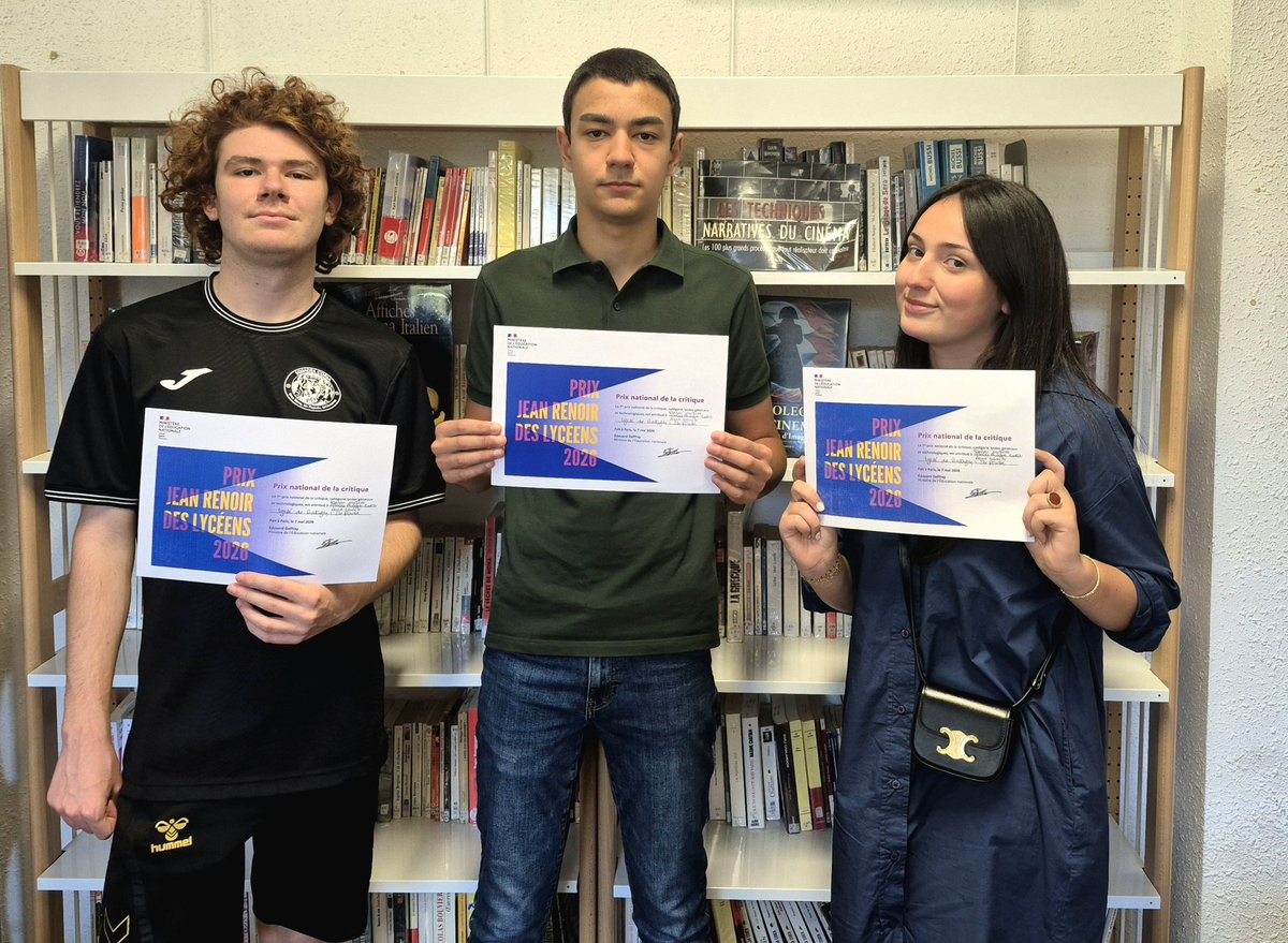 LyceeBalagne's tweet photo. Félicitations à Daria, François, François-Philippe ! Ils décrochent le 1er prix national de la critique cinématographique du Prix Jean Renoir des Lycéens pour leur analyse du film "La vie après Siham". 👏  Merci Académie de Corse, DAAC, DGESCO, École La Fémis. @accorse https://t.co/tq9FRr4QBL
