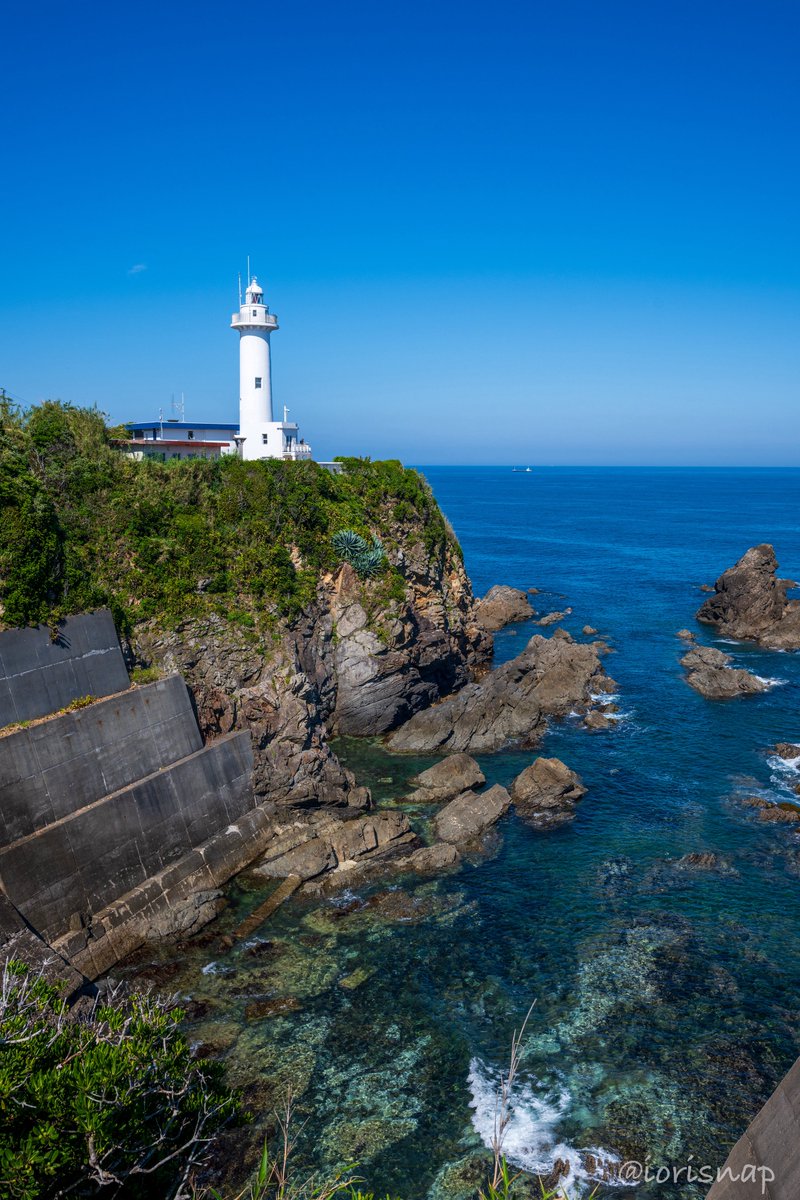iorisnap's tweet photo. 透明な海にそびえ立つ灯台は、夏の蒼さを知っている https://t.co/iy1Ub09upC