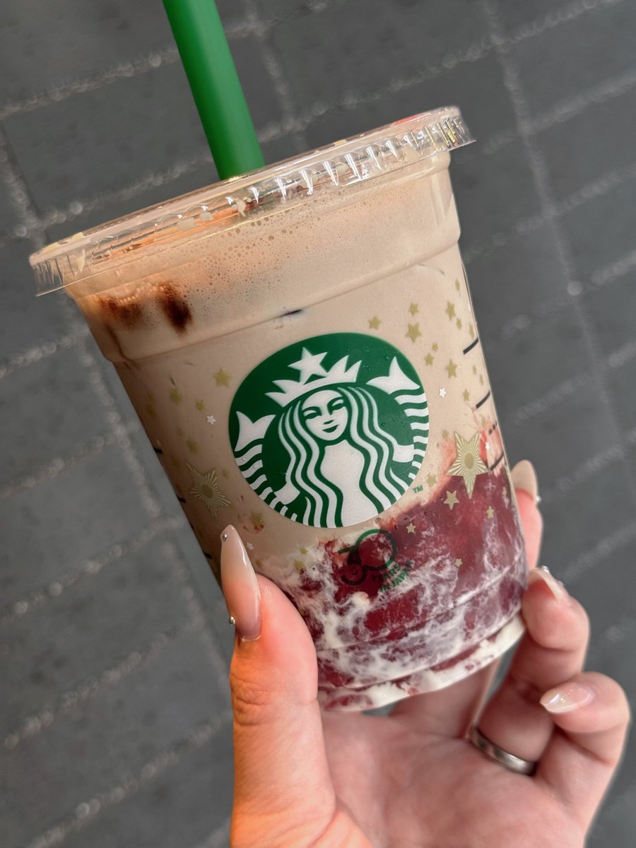 pooler6sw's tweet photo. スタバ、苺チョコミルクラテのカスタムも美味しかったよ🍓🍼 https://t.co/aBWnJyaxzu