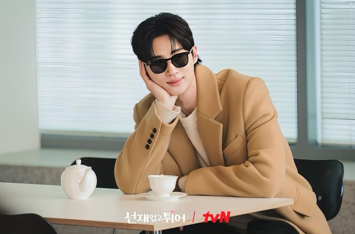 _clarich_'s tweet photo. remember when LR staff spilled cute crumbs about him going to the set on his day off 😉 https://t.co/TUPRmGsG3S