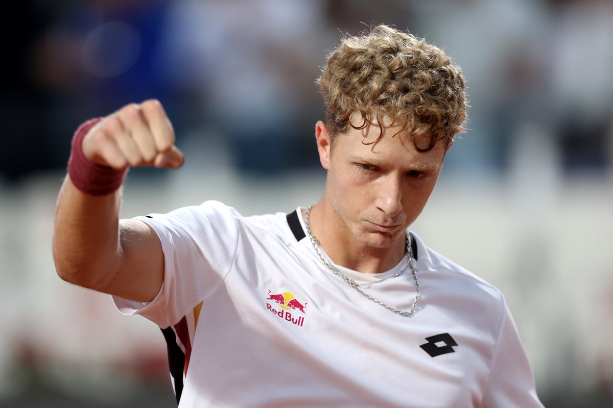 ATPTour_ES's tweet photo. "𝘌𝘴 𝘣𝘶𝘦𝘯𝘰 𝘲𝘶𝘦 𝘷𝘢𝘺𝘢𝘯 𝘵𝘪𝘳𝘢𝘯𝘥𝘰 𝘦𝘭 𝘶𝘯𝘰 𝘥𝘦𝘭 𝘰𝘵𝘳𝘰, 𝘵𝘦 𝘱𝘪𝘤𝘢 𝘶𝘯 𝘱𝘰𝘤𝘰"
La #NextGenATP 🇪🇸 sigue creciendo en #RolandGarros y este jueves Landaluce buscará la 3R (vs Kopriva).
📌 https://t.co/fv0YsAcHkt
@rolandgarros | #RolandGarros https://t.co/QWZoPusDwc