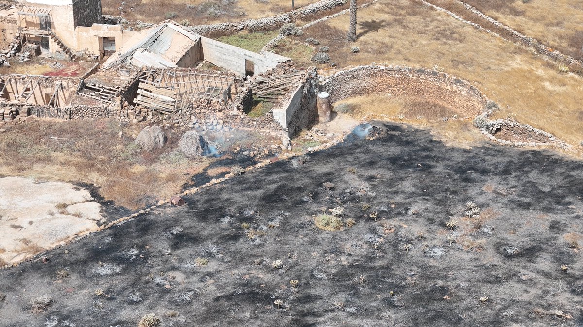 Ma160Agente's tweet photo. Incendios forestales en Lanzarote? Ocurren si, aunque sean de pastizal. Y la colaboración entre Agentes de Medio Ambiente, Bomberos de Consorcio de Emergencias,  Guardia Civil y Policía Local Teguise consiguió evitar daños a persona/bienes, así como extinguirlo rápidamente. https://t.co/Nld51a4np1