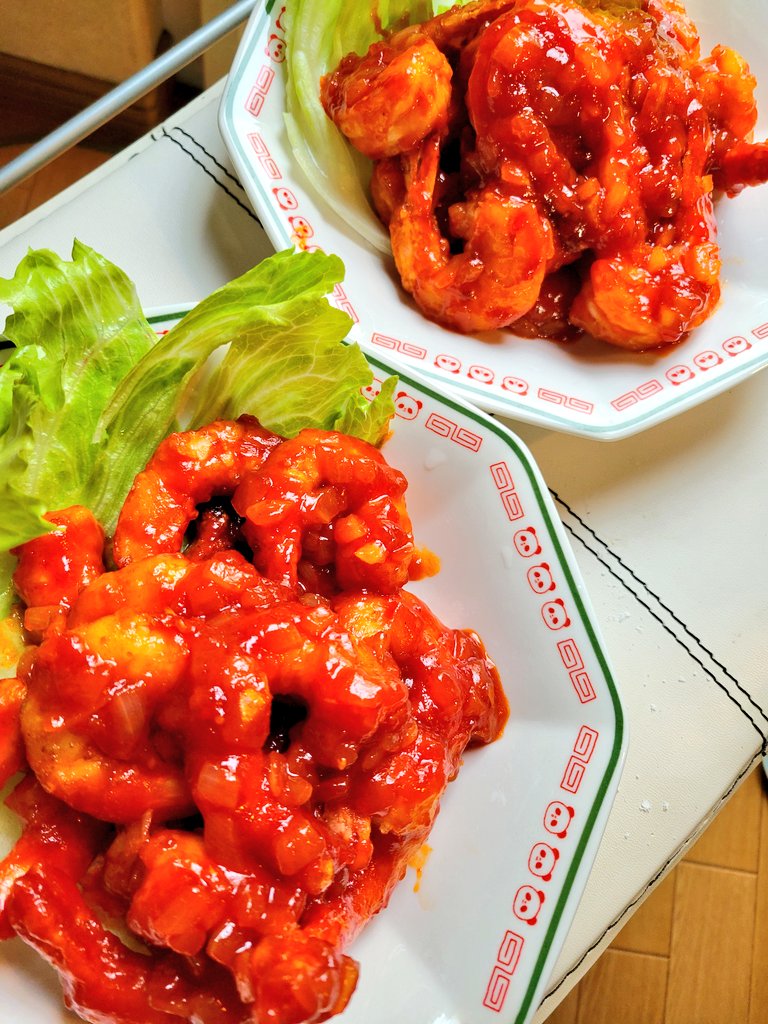kaiware_rap's tweet photo. 先日妹のリクエストでジャンボママのエビチリを作ったのですが(とても美味しかった)、いつでも使えるようにチリソースストックを作って冷凍しました✌️
3枚目は先日煮た手作りあんこで冷やしぜんざい(今日のおやつ) https://t.co/9cUfjsLosW
