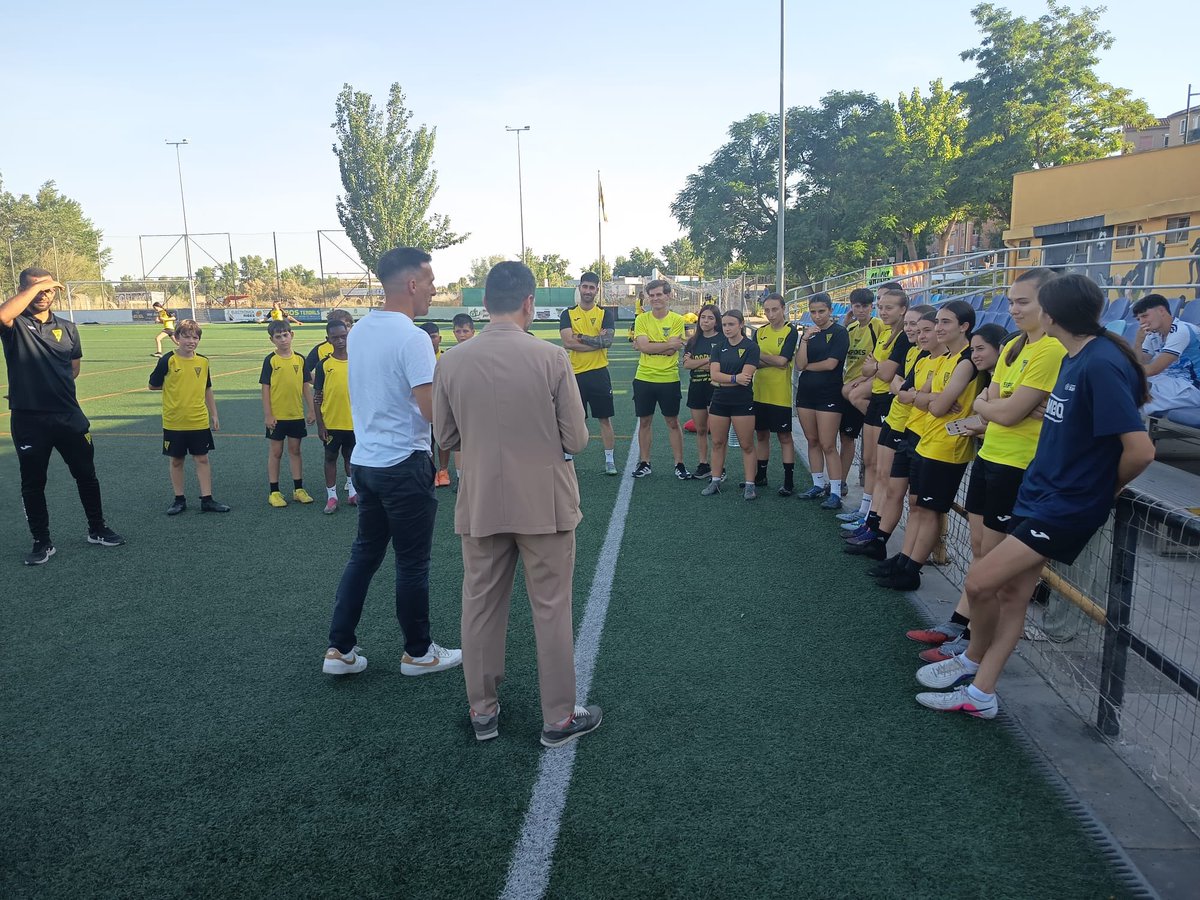 JofreM11's tweet photo. Moltes gràcies @CF_Pardinyes per fer-me particep de la vostra gran iniciativa.
“30 dies en català” el repte d’ @OmniumLleida amb entrenadors/es i jgadores/rs.
El fútbol com a vehicle integrador també amb la llengua.
Felicitats!!

Gràcies @XavierEstradaF1 i @pjuvilla https://t.co/PlWqyY8DJE