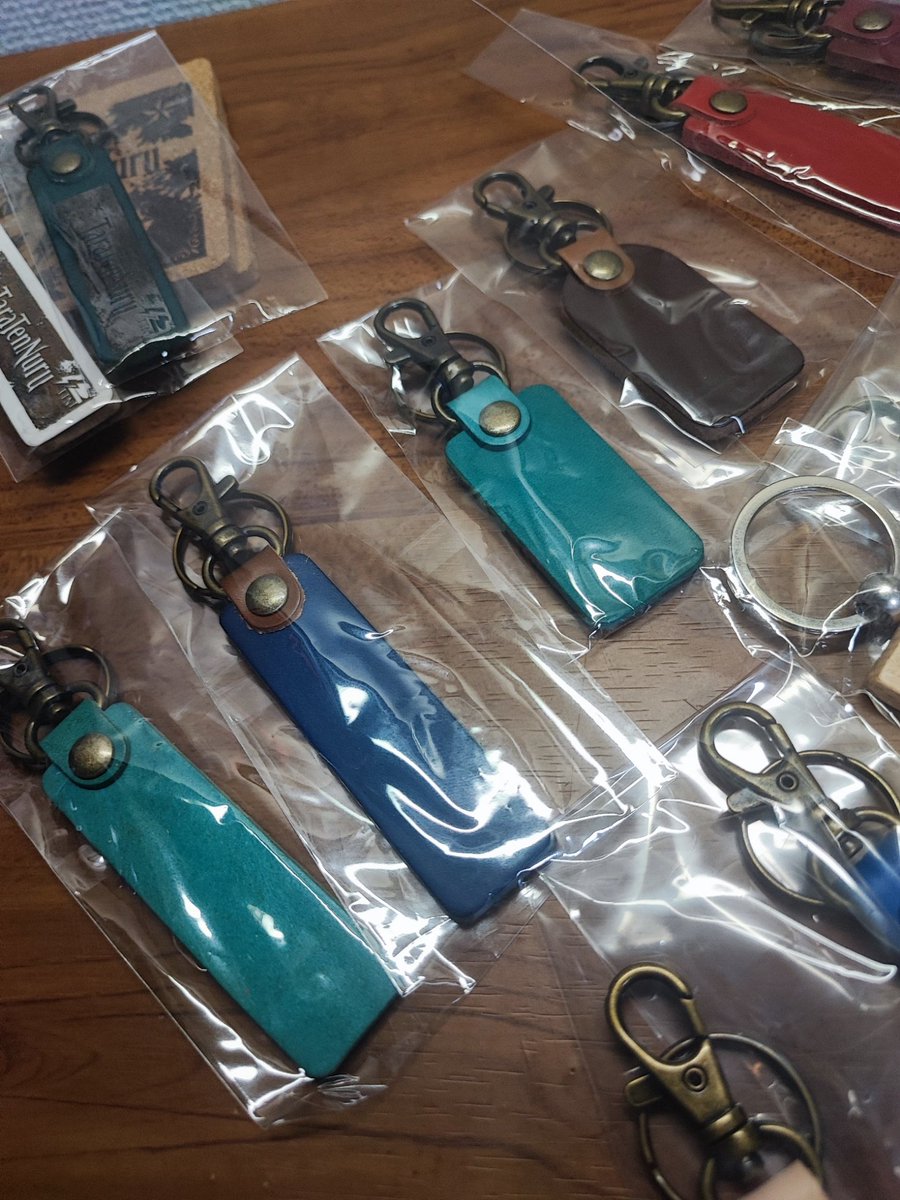 AIsute2525's tweet photo. @szyitr25 この皮イタリア製で品薄が続いていて、在庫あんまりないんだ置けど青でもターコイズっぽいのもあってお気に入りだよ！
赤もいいし、茶色系が多いからこだわれるのもここの皮から変えられない理由なんだよね( ；∀；)
あと、木のキーホルダーも結構人気ある、ピンクの横のやつ。木もええで~ https://t.co/xfmlyVnP77