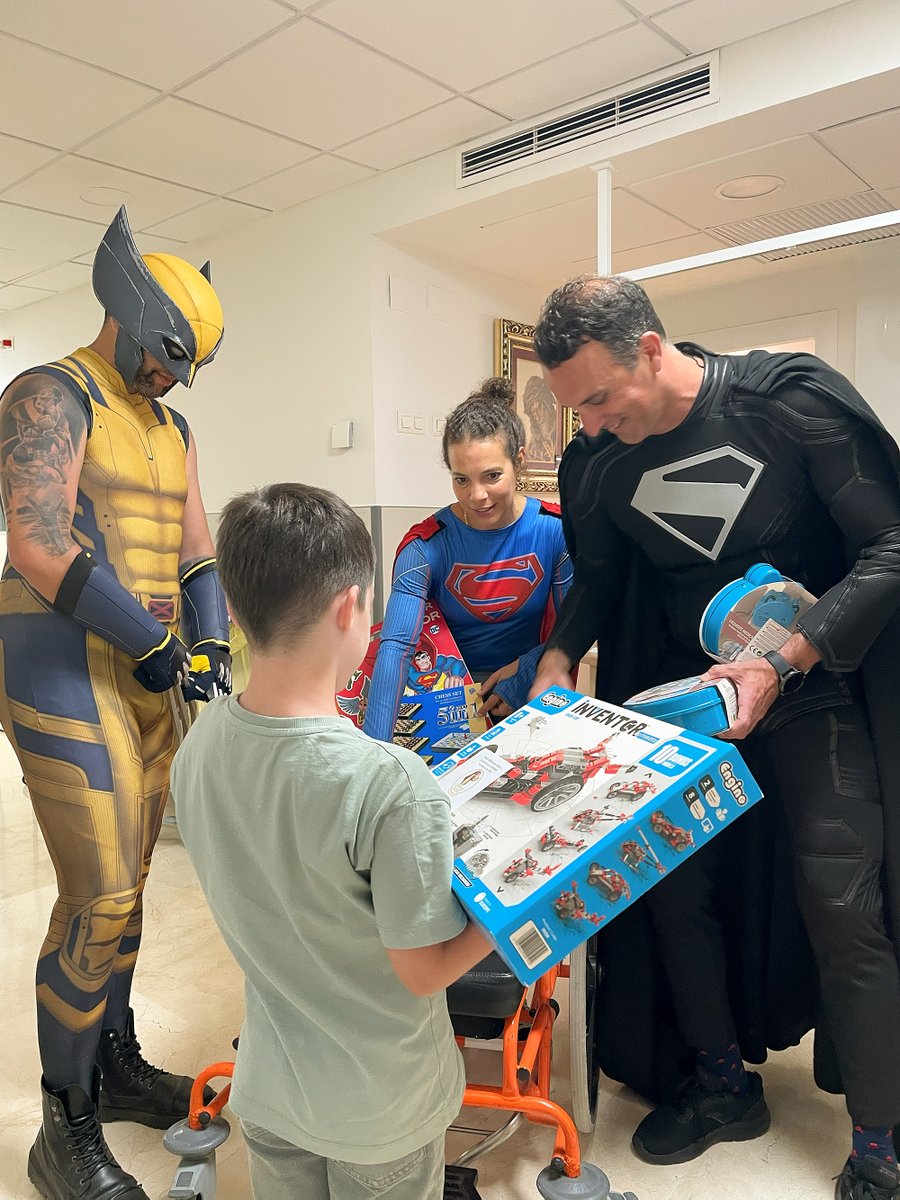 HUVMacarena's tweet photo. 💗Los #Superhéroes de la #Asociación Mar Pozo #porlasonrisadeunniño  🦸‍♂️🦸‍♀️🦹‍♀️han visitado a nuestros pacientes más pequeños para repartir 🎁 y sonrisas👧🏼

¡Gracias por traer felicidad e ilusión! ❤️

@PediatriaHuvm https://t.co/ZKSwr7diJw