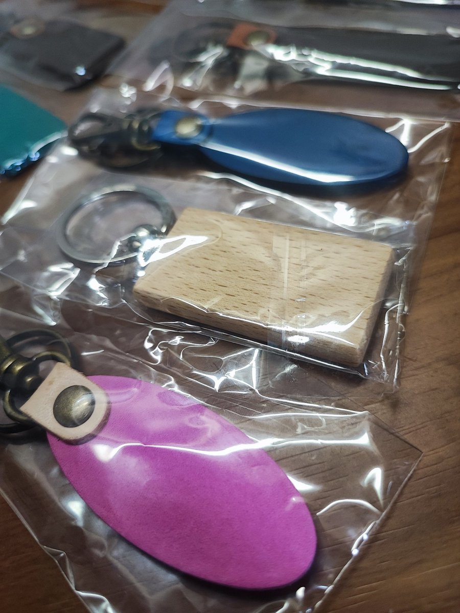 AIsute2525's tweet photo. @szyitr25 この皮イタリア製で品薄が続いていて、在庫あんまりないんだ置けど青でもターコイズっぽいのもあってお気に入りだよ！
赤もいいし、茶色系が多いからこだわれるのもここの皮から変えられない理由なんだよね( ；∀；)
あと、木のキーホルダーも結構人気ある、ピンクの横のやつ。木もええで~ https://t.co/xfmlyVnP77