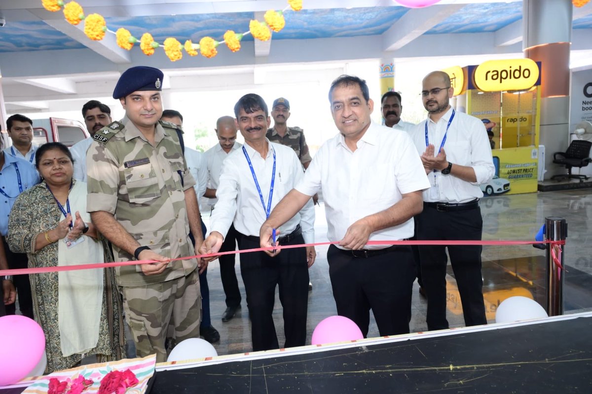 aaibplairport's tweet photo. राजा भोज एयरपोर्ट, भोपाल पर दिनांक 27.05.2026 को एक नए F&amp;B आउटलेट “Gateside Cafe” का शुभारंभ, विमानपत्तन निदेशक श्री रामजी अवस्थी एवं कमांडेंट CISF श्री अतुल भनोत्रा की उपस्थिति में किया गया। ✈️
@MoCA_GoI @vipinkumarIAS @AAI_Official @aairedwr https://t.co/WyPFUQFkH3